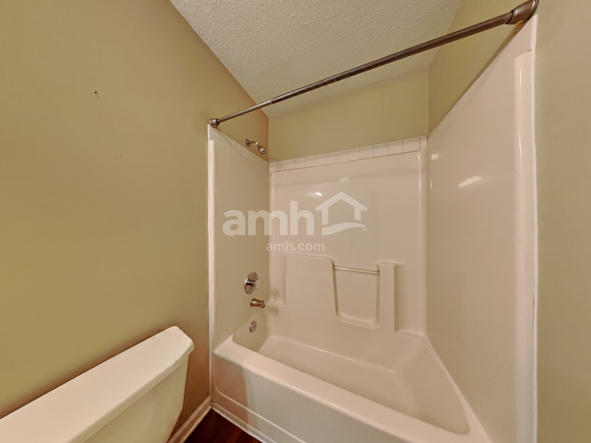 Building Photo - 950 Millbrook Dr