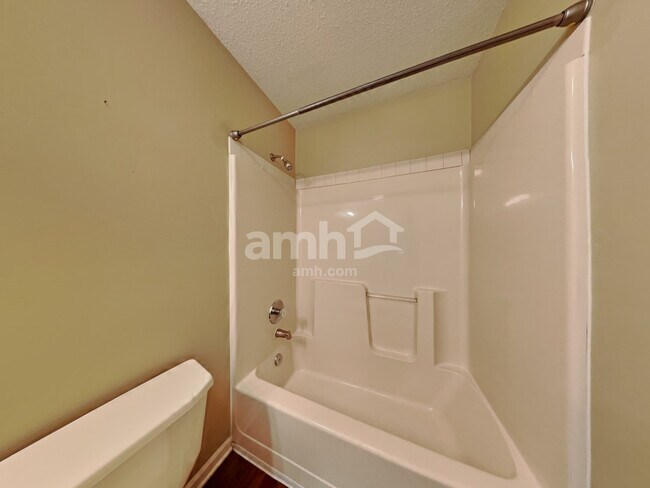 Building Photo - 950 Millbrook Dr