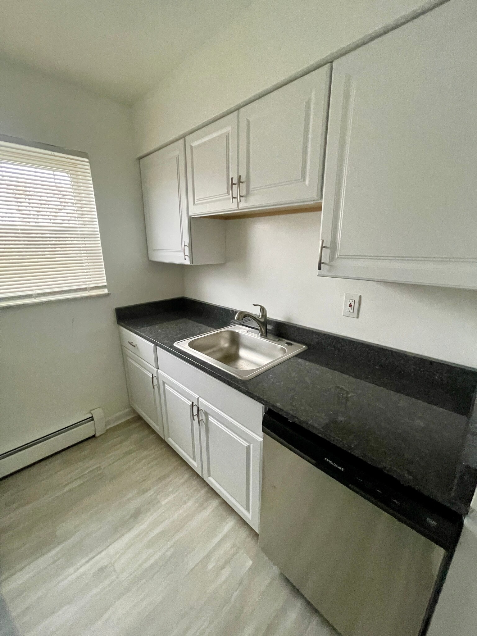 Kitchen - 7803 Lake Ave