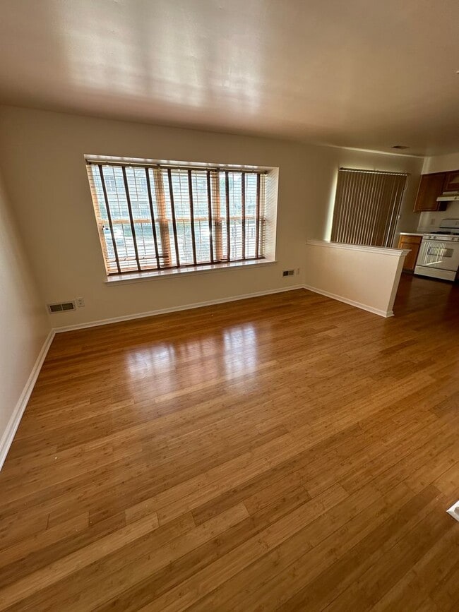 Building Photo - 3 bedroom in Essex Place