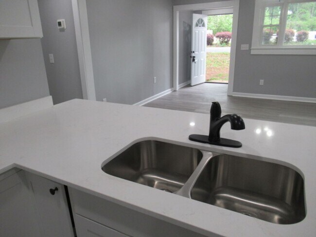 Building Photo - Cute, remodeled 3bd 1ba house