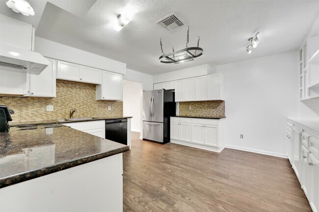 Building Photo - 22102 Breezy Hill Dr