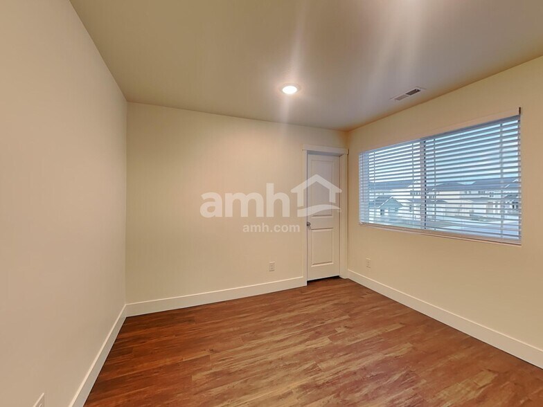 Building Photo - 1559 N Garnet Creek Ave