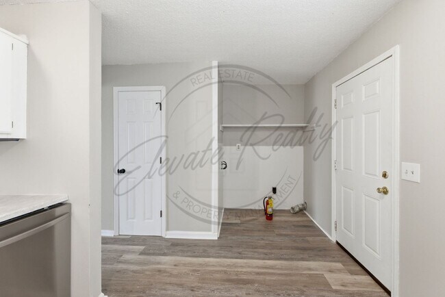 Building Photo - Two Bedroom Townhouse with Updates in North Nashville!