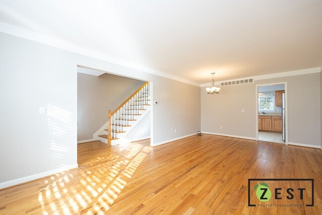 Building Photo - Beautiful 2 Bed 1.5 Bath Townhome available August 15th!