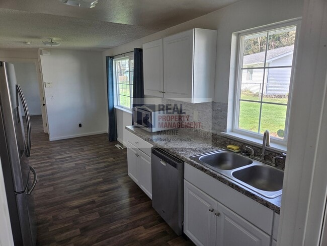 Building Photo - Updated 5 Bedroom Home!