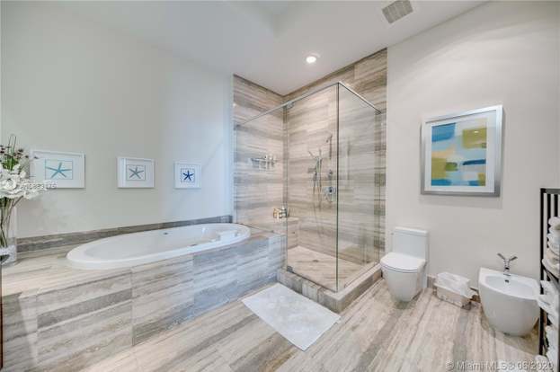 Building Photo - 15811 Collins Ave