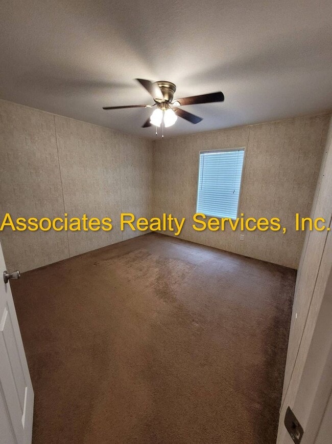 Building Photo - Remodeled and just on the Market!