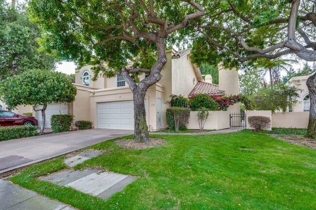 Building Photo - Lovely and spacious 3BR 2.5BA townhouse in...