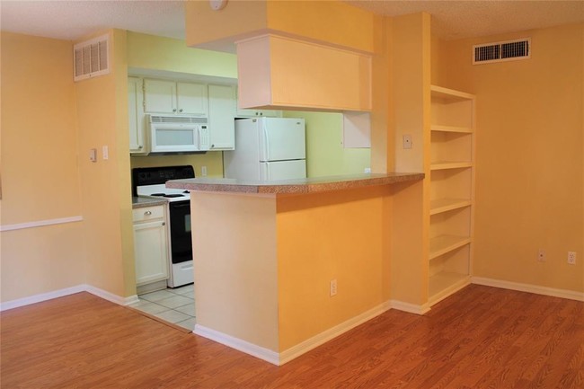 Building Photo - 11201 Lynbrook Dr