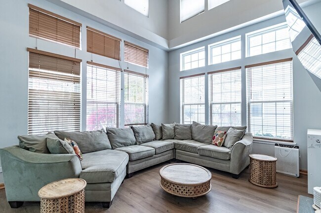 Building Photo - 276 Pembrook Ln