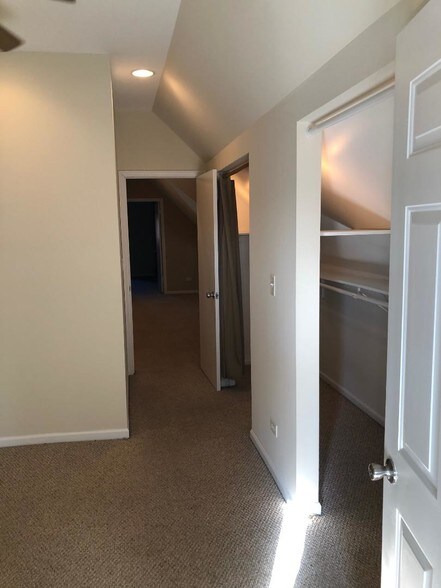 Building Photo - 1709 Irving Park W Rd