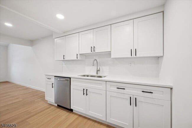 Building Photo - 103 Park Ave