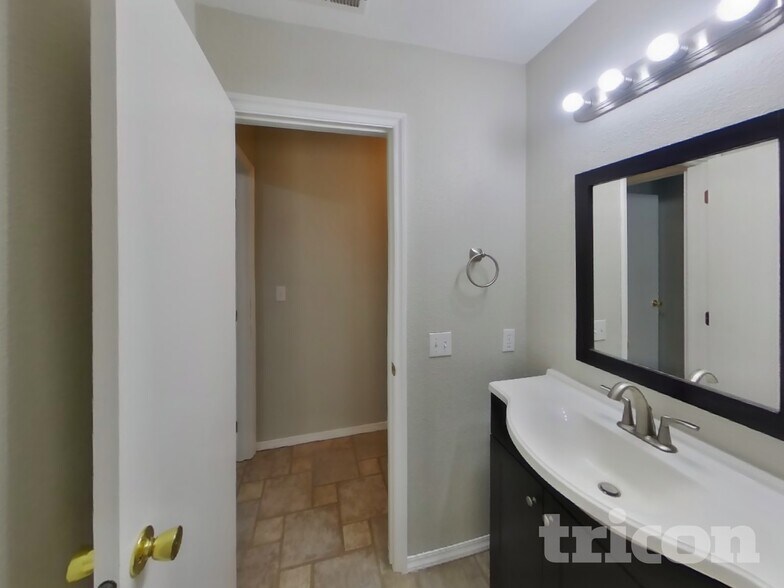 Building Photo - 16216 39th St Ct E