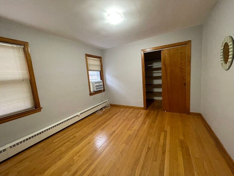 Building Photo - 6606 W Devon Ave