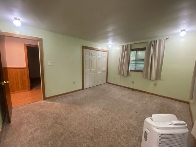 Building Photo - Secluded 4 bedrooms 3 baths with 2 car garage and fenced in yard in the town of Rutland for rent!