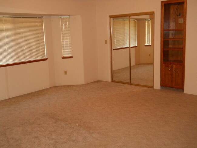 Building Photo - Beautiful Home in Wasco with Solar!!