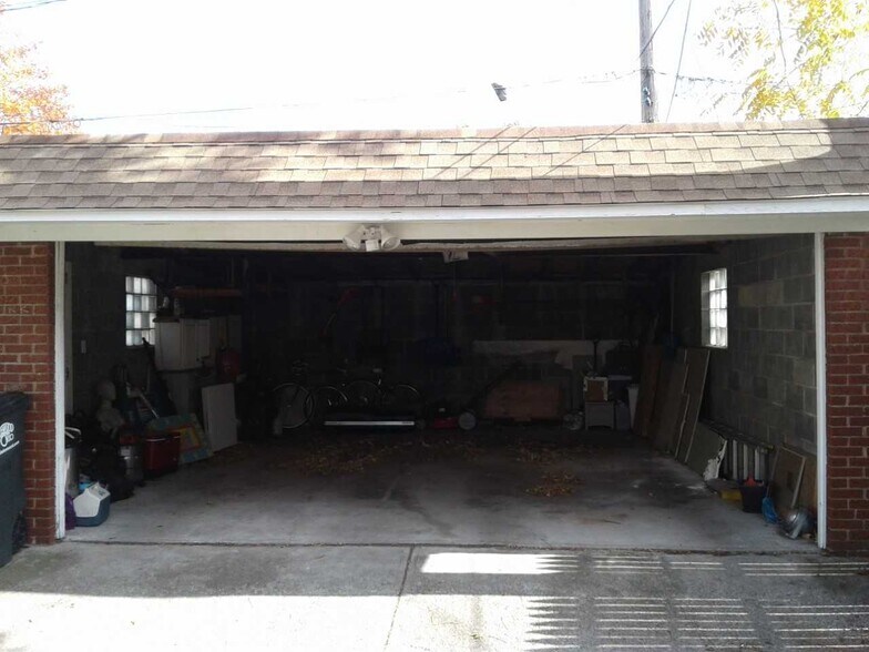 Garage. - 1673 Victoria Ave