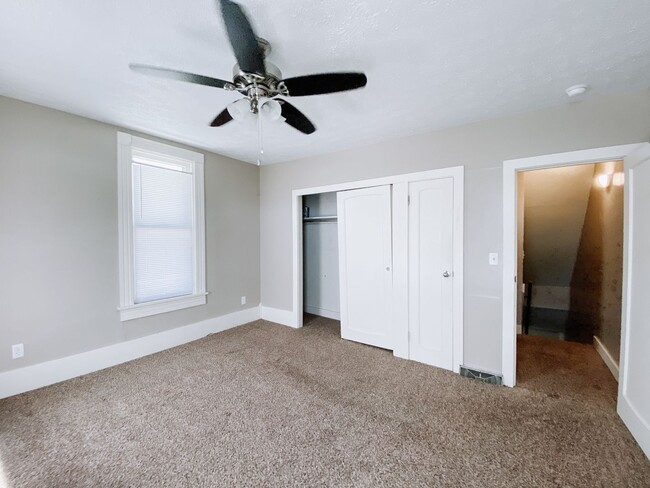 Building Photo - 2 bedroom and 1 bathroom duplex