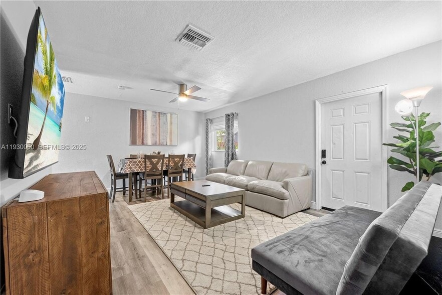 Building Photo - 1208 NE 5th Ave