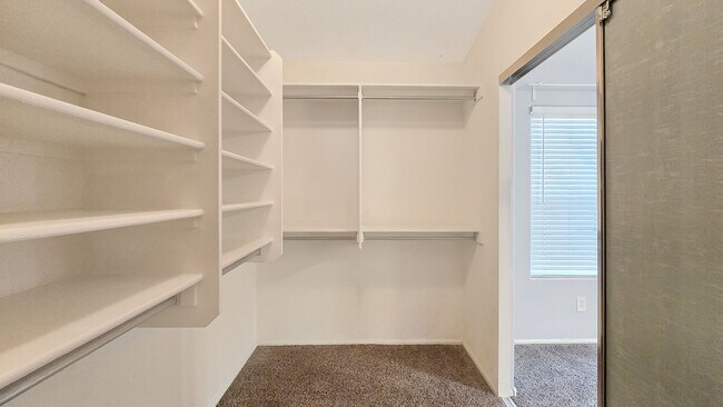 Building Photo - Close to I-10 and shopping in Goodyear!