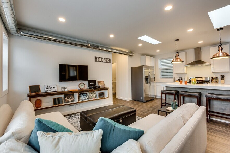 Building Photo - 706 N Racine Ave