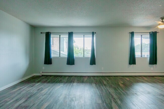 Building Photo - Updated Unit next to CMU with Pool!