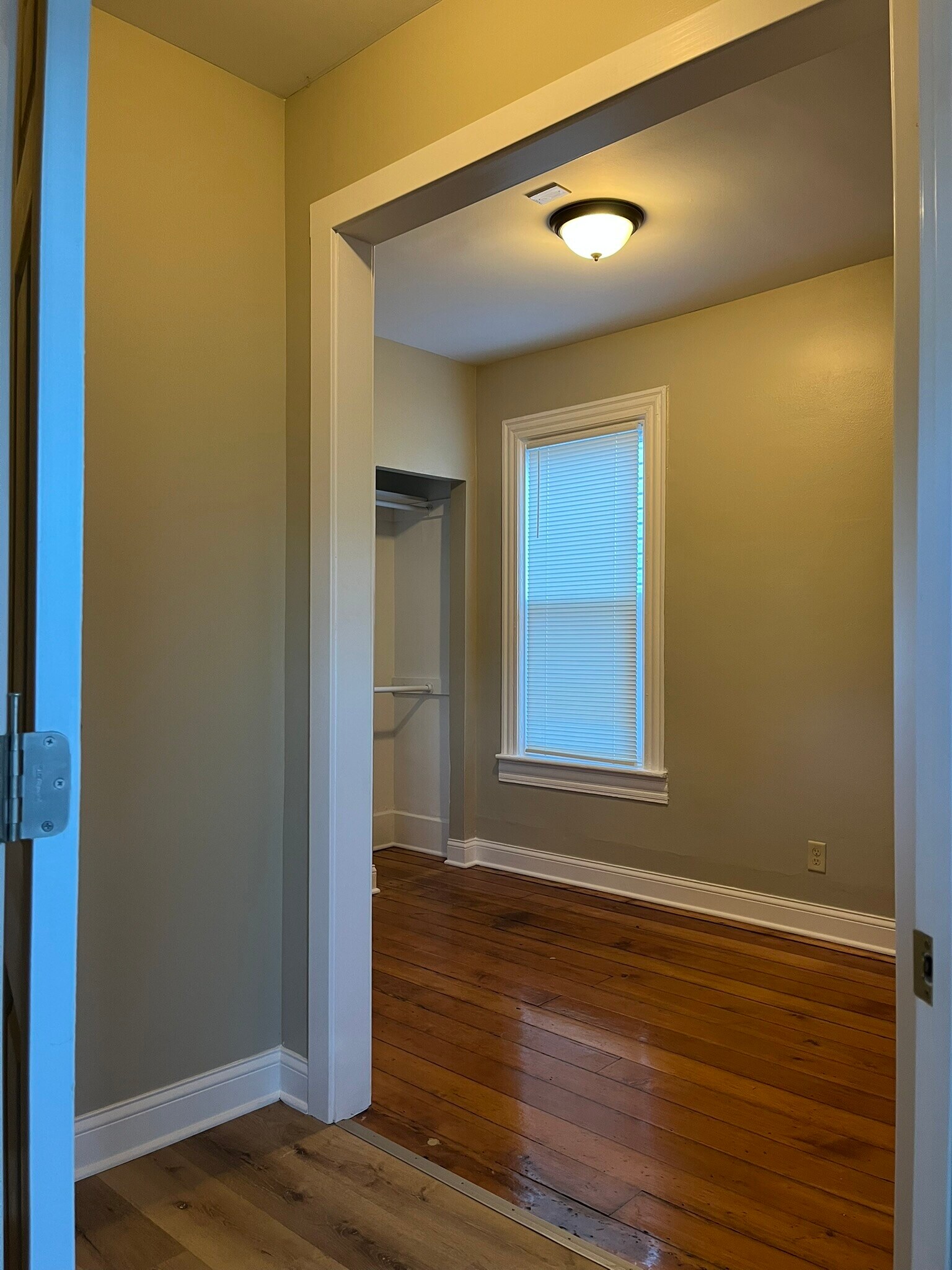 Building Photo - 814 E Lincoln Ave