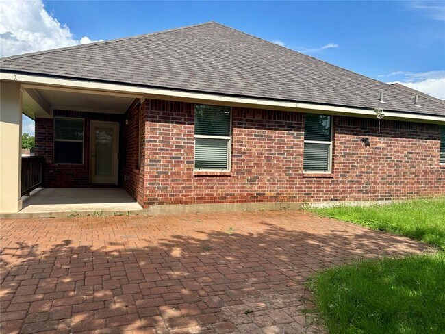 Building Photo - 909 Coulee Dr