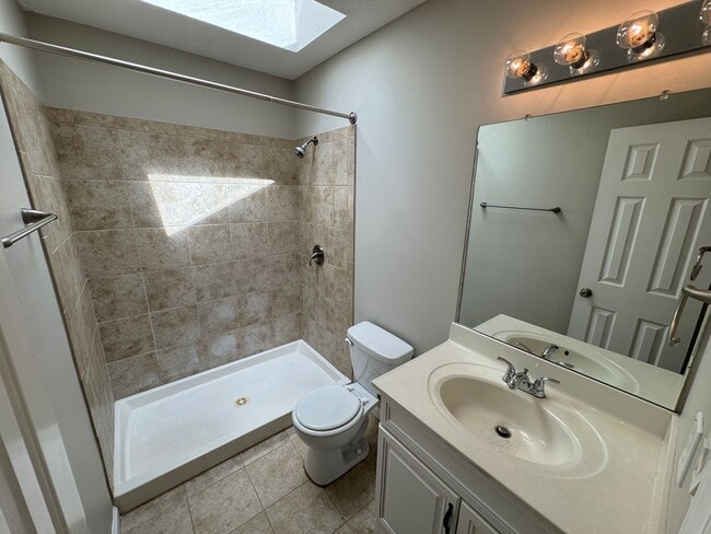 Building Photo - Gorgeous Three Bedroom Home!