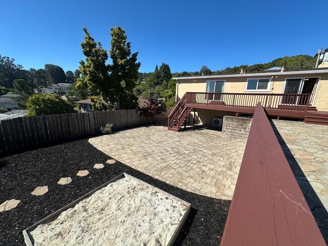 Building Photo - 2350 Rosewood Dr