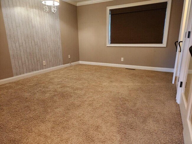 Building Photo - 1085 Holly Dr
