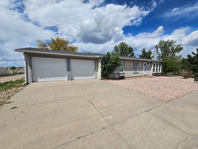 Building Photo - Charming 2bed 2bath home