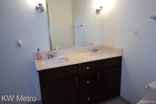 Building Photo - 350 N Main St