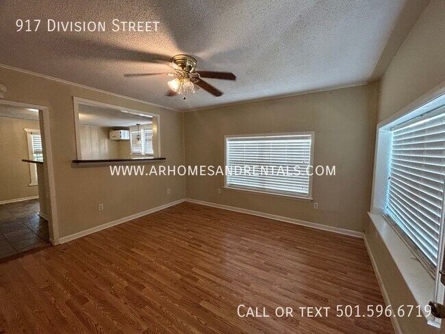 Building Photo - 917 Division Street | $850 | 2 beds, 1 ful...