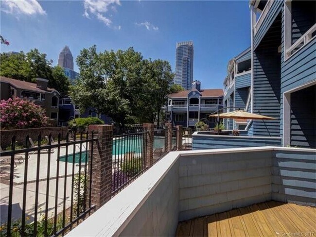 Building Photo - Spacious 2 bedroom Condo Uptown Charlotte  .( 500.00 off if you Move in by May 1, 2026)