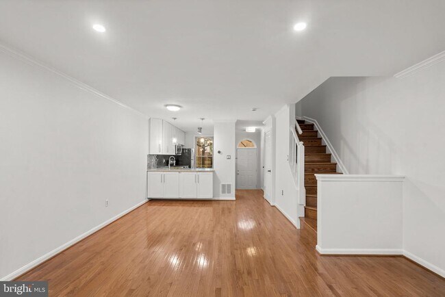 Building Photo - 1120 S Kenwood Ave