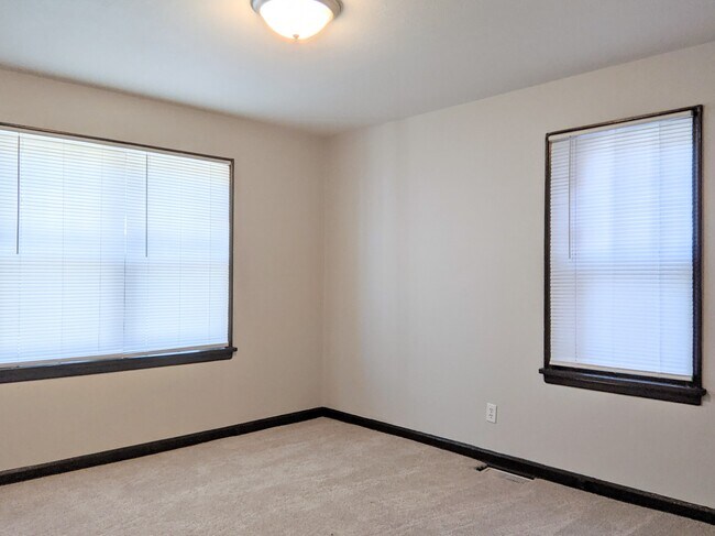 Building Photo - Hanscom Park Full Duplex