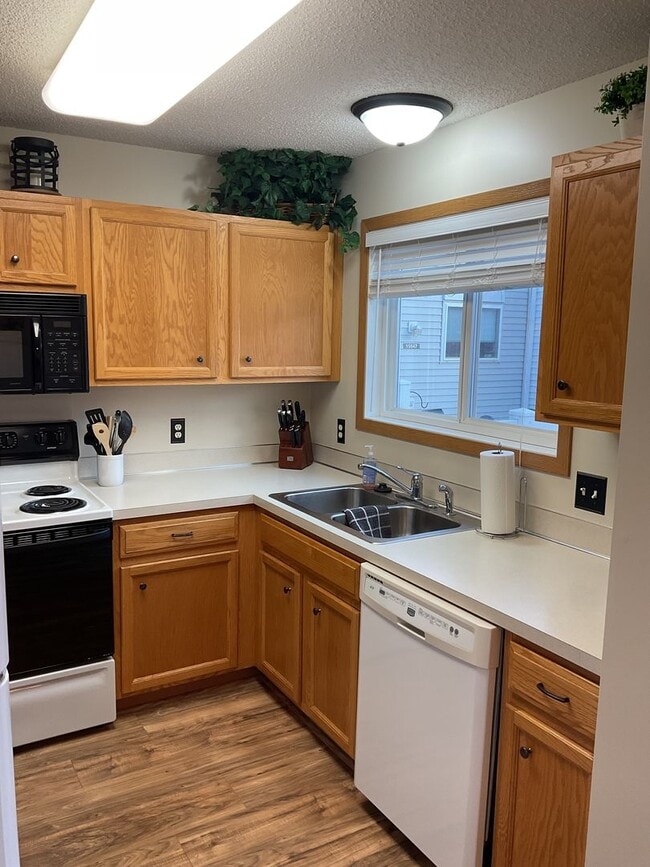 Building Photo - 2 Bed Apple Valley Townhome available 4/1/26!