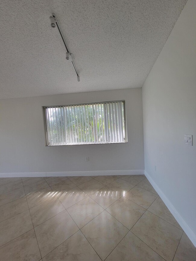 Building Photo - 4208 Glenmoor Dr