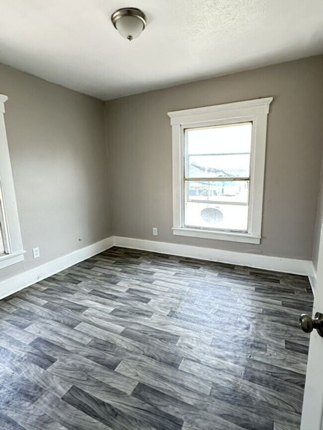 Building Photo - 1257 E Erie Ave