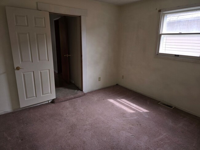 Building Photo - 3 Bedroom 2 Bathroom for $1350.00