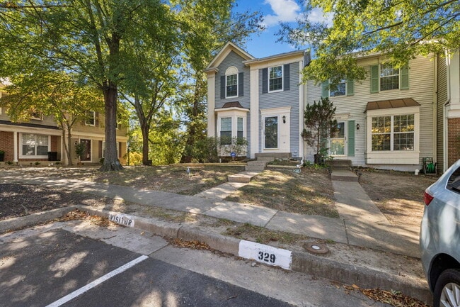 Building Photo - Welcome to this bright and beautifully maintained end-unit townhome in the desirable River Oaks c...