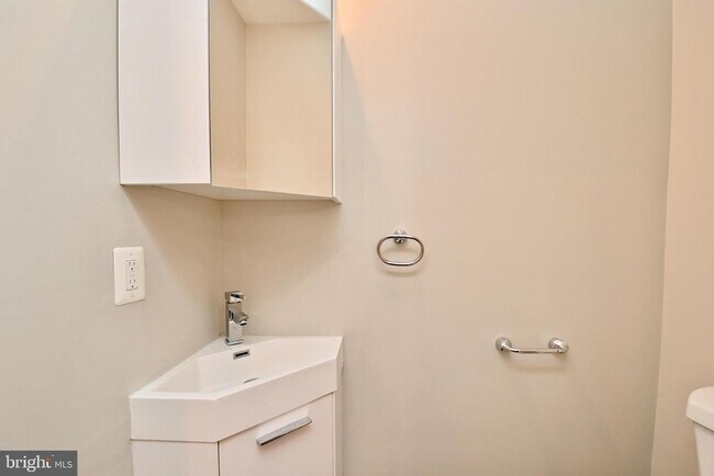 Building Photo - 1103 Morse St NE