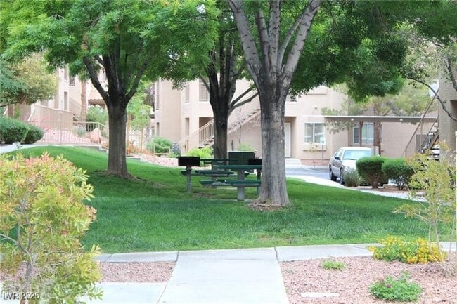 Building Photo - 2110 Los Feliz St