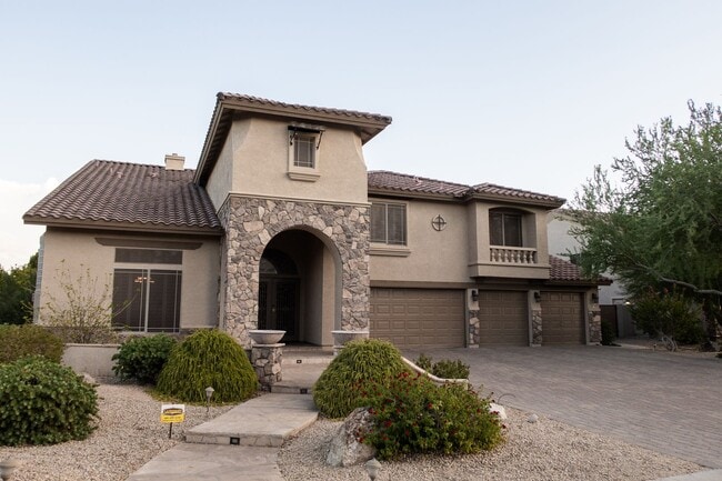 Building Photo - Stunning 5 bed/ 3.5 Bath in Pleasant Valley