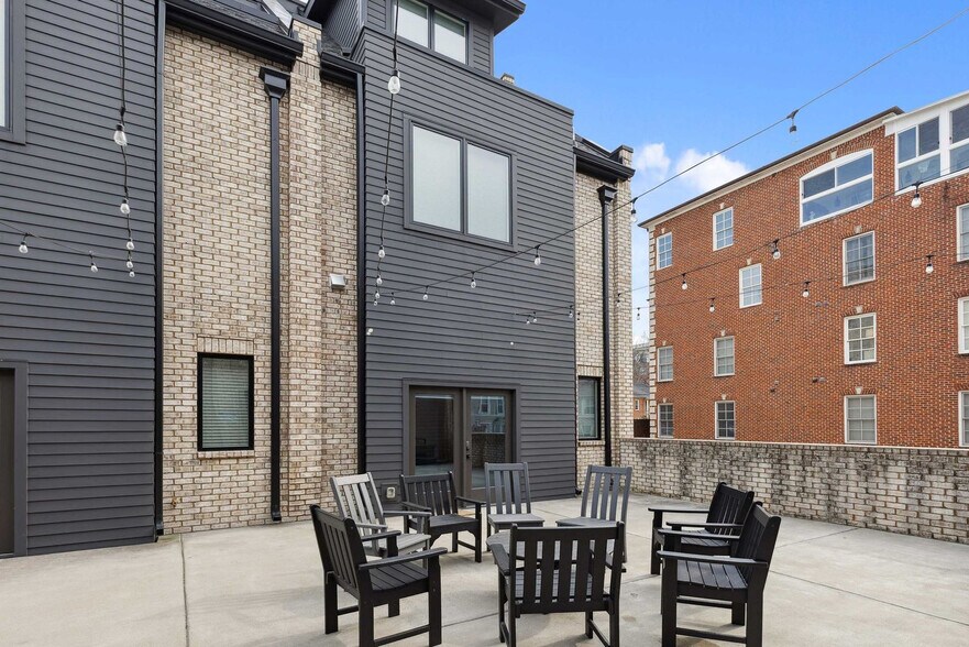 Building Photo - 3206 West End Cir