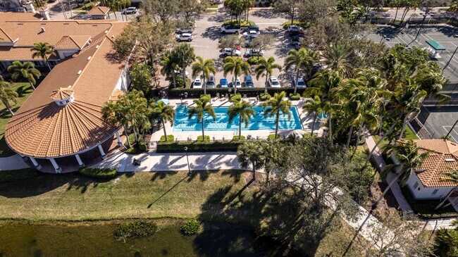 Building Photo - ** ISLAND WALK ** 3 BED + DEN / 2.5 BATH -...