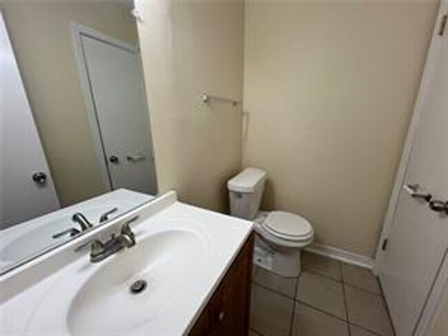 Building Photo - 3260-3266Kabel