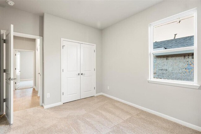 Building Photo - 204 Grn Knl Ln